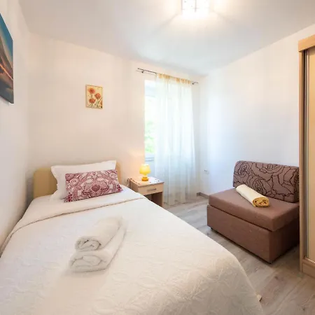 Nada By Interhome * لوفغان