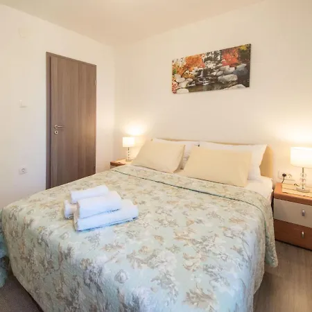 Nada By Interhome * لوفغان