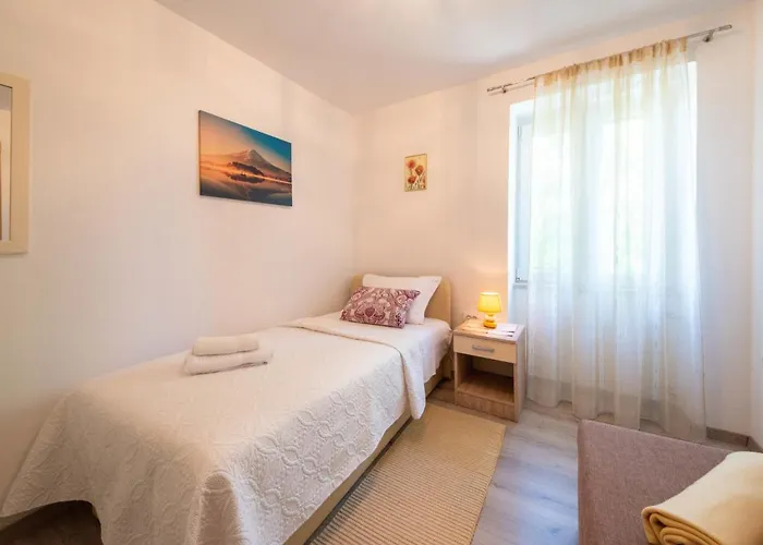 Nada By Interhome Lovran