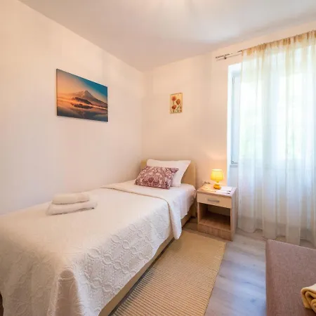 Nada By Interhome Lovran